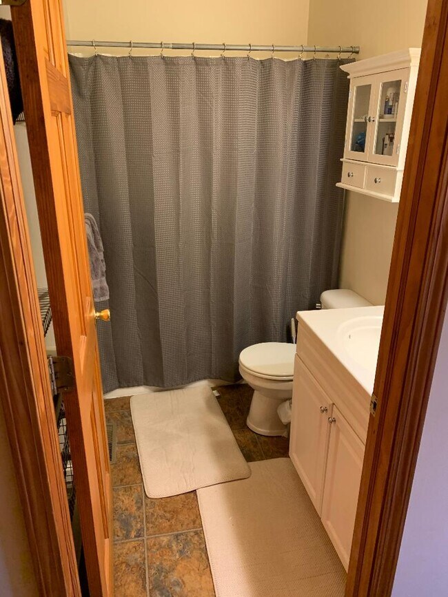 Bathroom - 3268 Niagara Sq