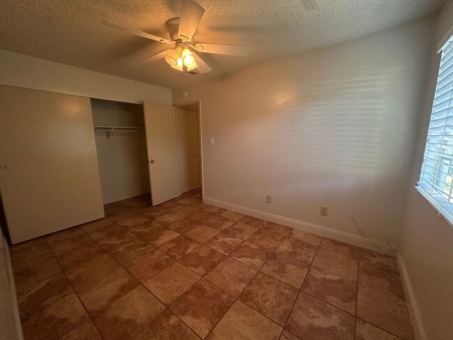 Building Photo - Three Bedroom Townhome Near River Access