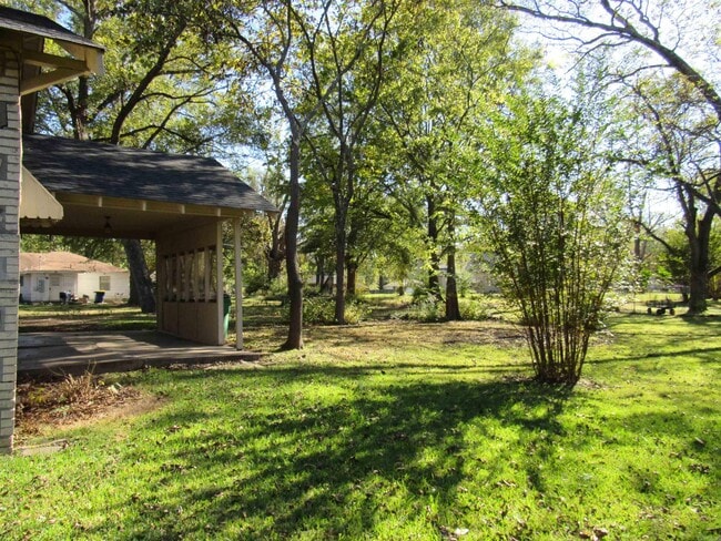 Building Photo - 405 E Main St