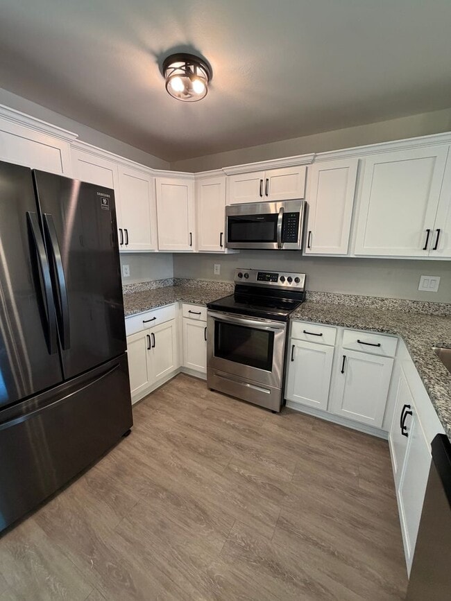 Building Photo - The Stowe Court Pet Friendly Condo for rent!