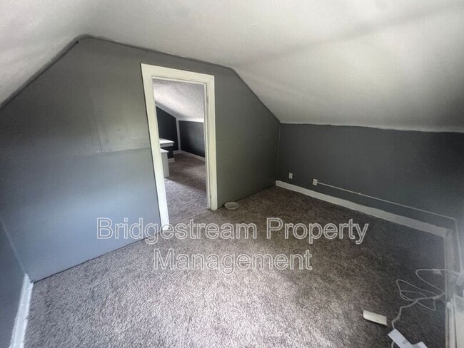 Building Photo - 611 Rockford Ave
