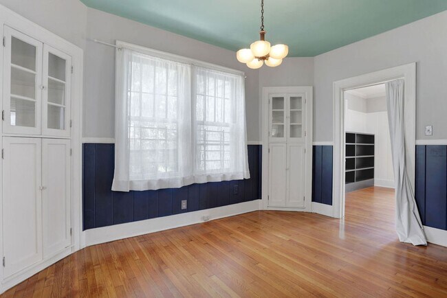 Building Photo - Charming bungalow downtown