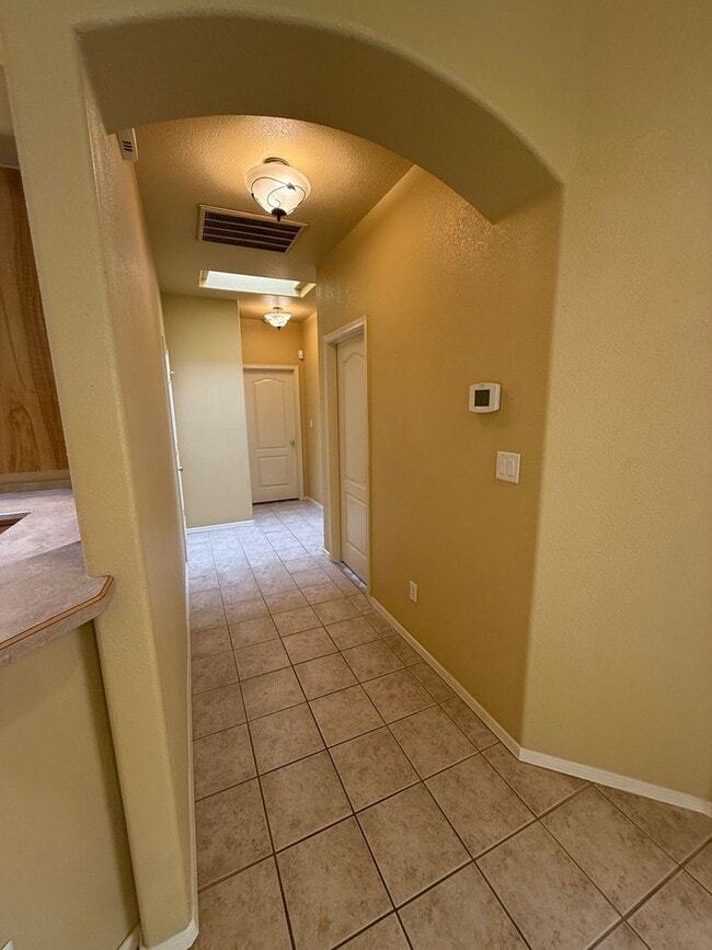 Building Photo - Beautiful 3 Bedroom Home! Available Now!