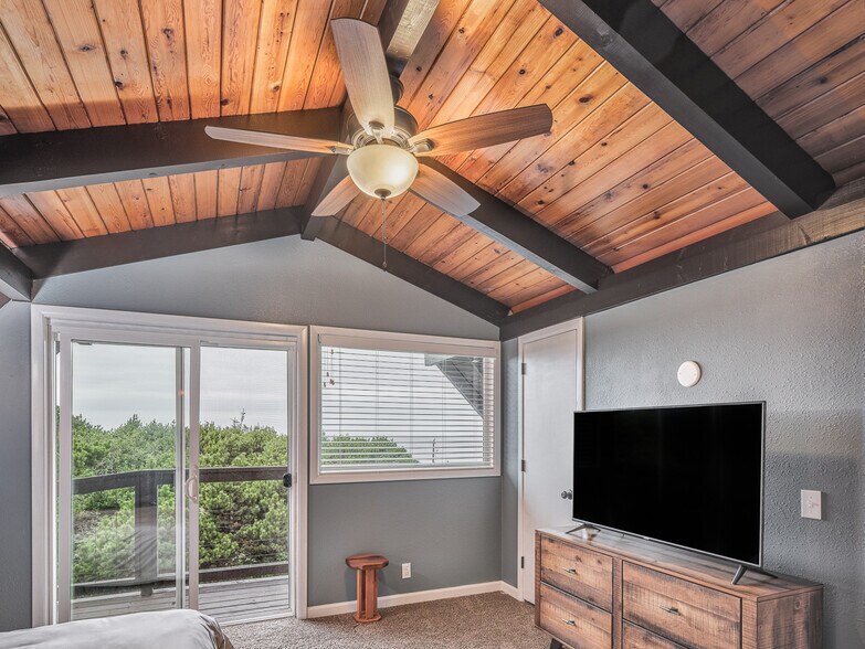 Building Photo - 1115 SW Whitecap Dr