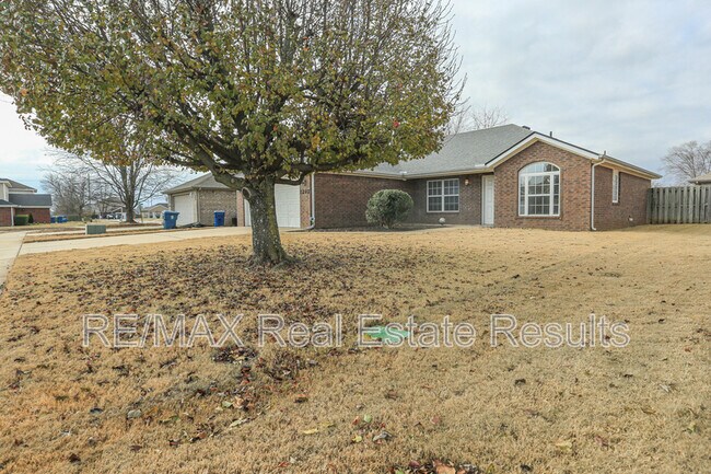 Building Photo - 1202 SW Cabriolet St