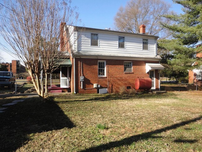 Building Photo - 3 BR/ 1.5 BA Brick Three Bedroom Cape Cod ...