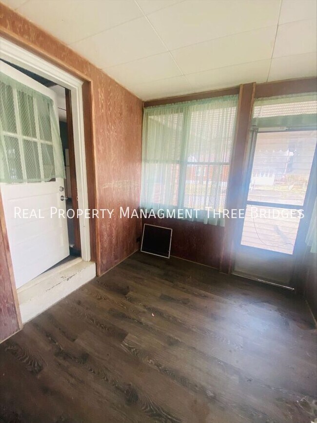 Building Photo - 3636 Eminence Blvd
