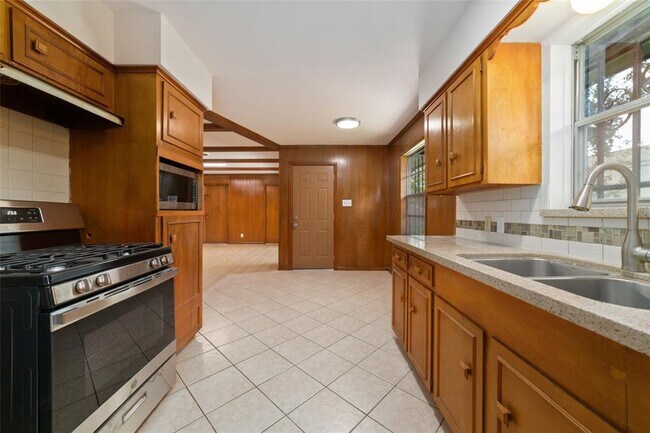 Building Photo - 7615 Barberton Dr