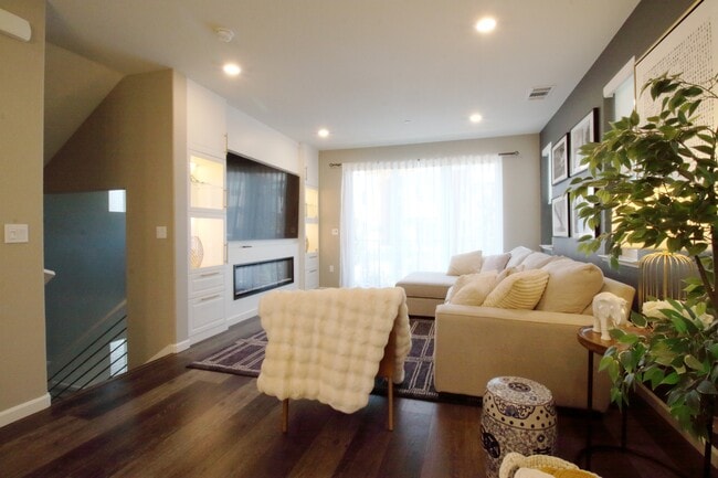 Building Photo - 164 Agustin Narvaez St