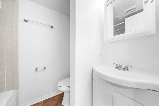 Building Photo - 8100 Seawall Blvd