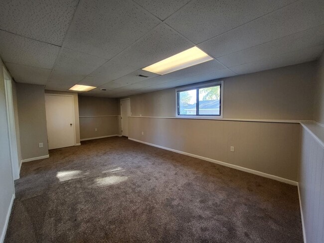 Building Photo - 4 Bedroom split-level home with garage!