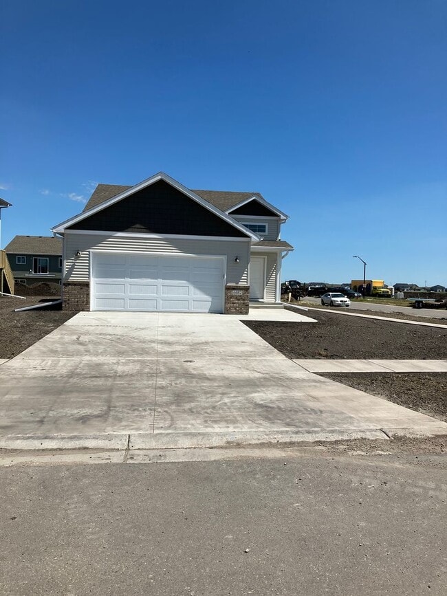 Building Photo - 4 Bed 3 Bath Single Family Home