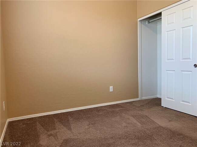 Building Photo - 6868 Sky Pointe Dr