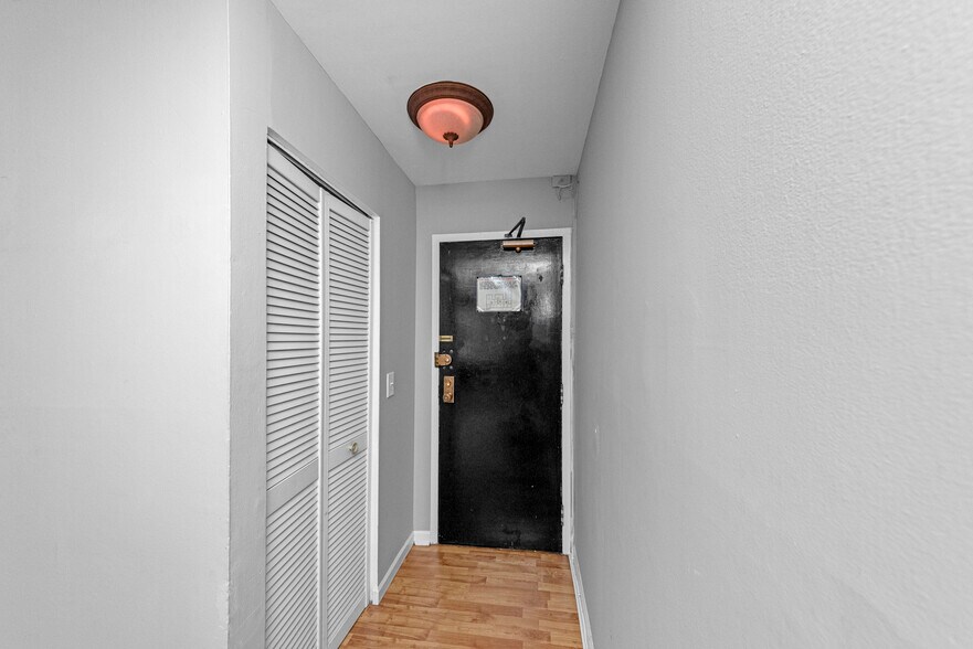 Building Photo - 3815 N Pine Grove Ave