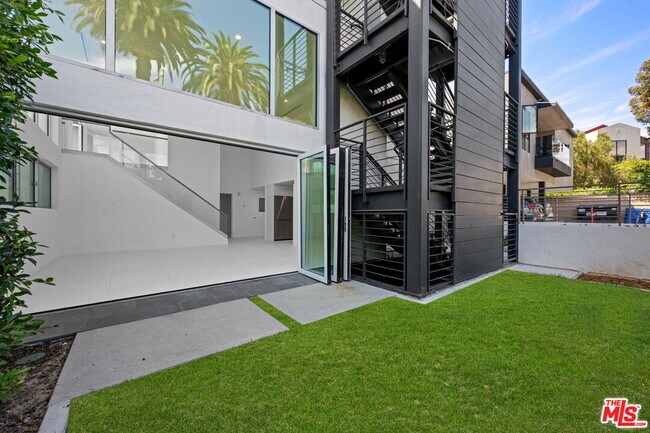 Building Photo - 621 Kings Rd