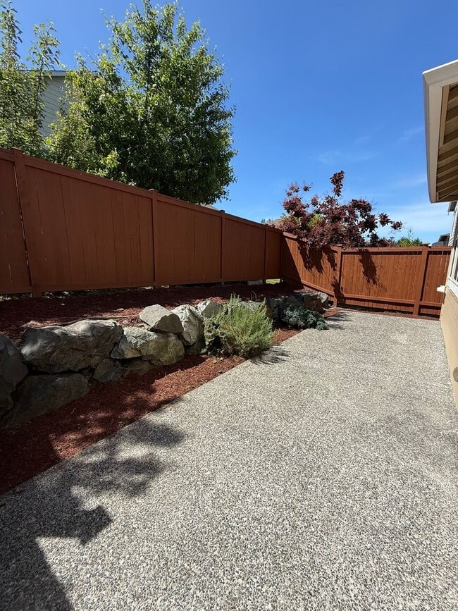 Building Photo - New! 3BD/2.5BTH Modern Townhouse in Greekb...