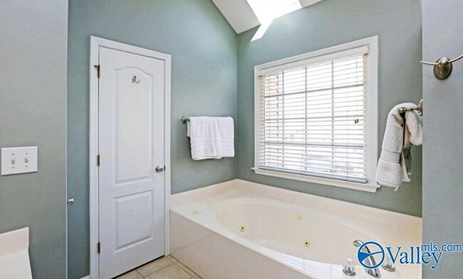 Building Photo - 129 Cannes Dr