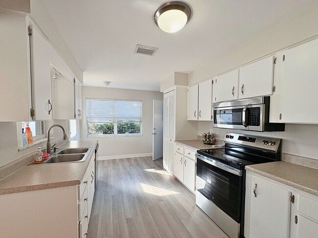 Building Photo - Spacious 3BR Home with Garage, Fenced Yard & Covered Patio in Seminole