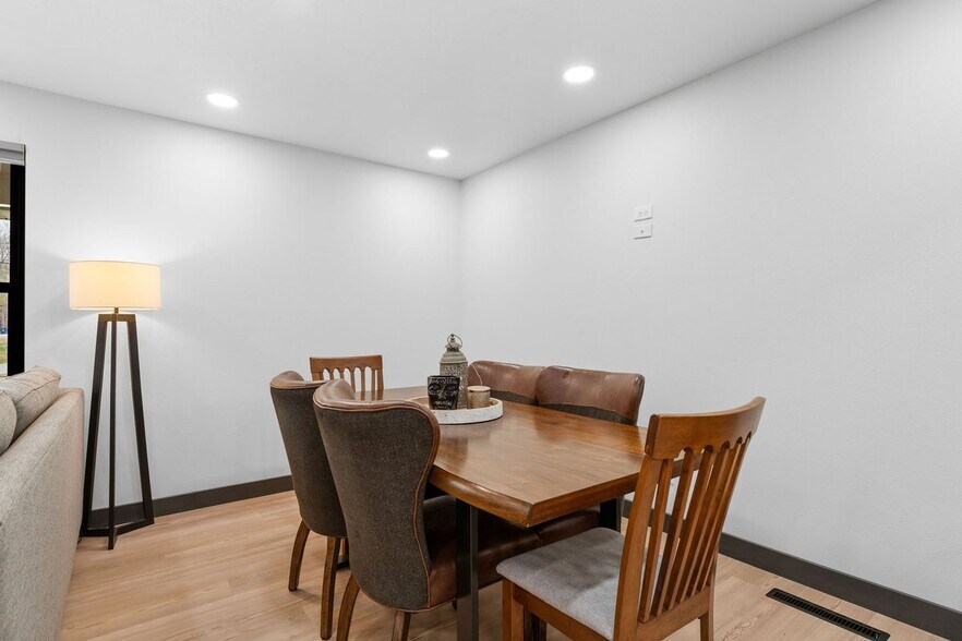 Building Photo - 118 Combs St