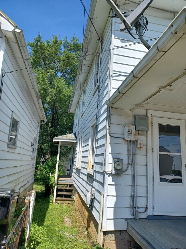 Building Photo - 1001 S Cameron St