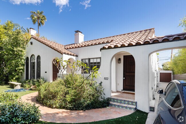 Building Photo - 822 - 824 N Stanley Ave