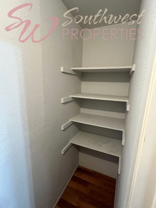 Building Photo - Move in Ready 2 bedroom 1 bath apartment -- Walk to Campus!