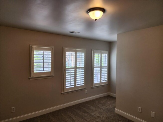 Building Photo - 465 Roland Manor Dr
