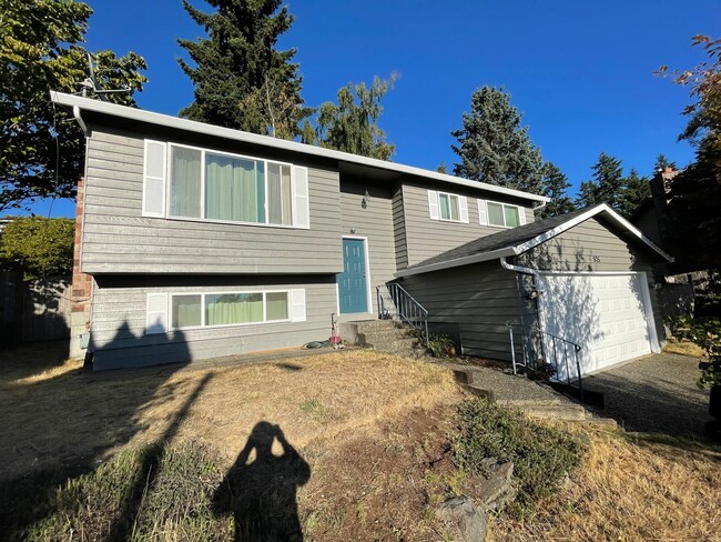 Building Photo - Large 3 bedroom home near Boeing