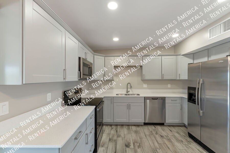 Building Photo - 4000 W Orangewood Dr