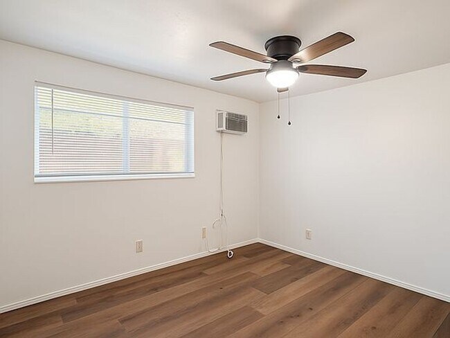 Building Photo - 2 Bedroom Bakersfield Beauty!