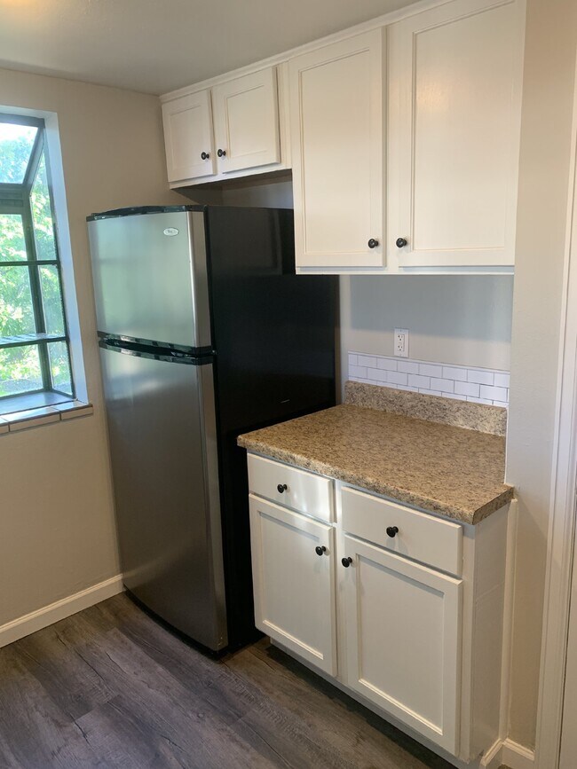 Building Photo - Available July! Newly Updated 2 bed/2 bath...