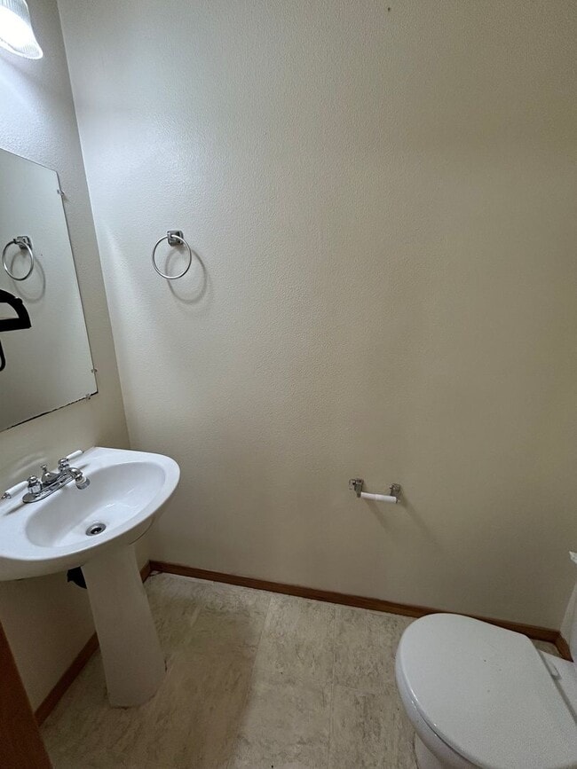 Building Photo - Fabulous 2 bed, 2 bath townhome with garage available for lease!