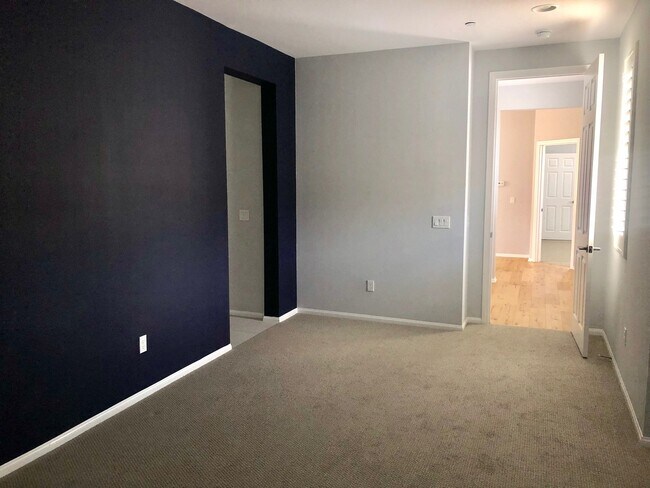 Building Photo - Beautiful East Ventura Home- Enclave Community