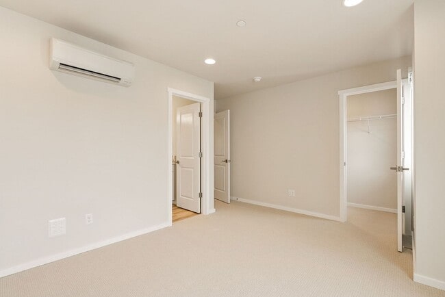 Building Photo - 4 Bedroom 3 Bath Stunning Brand New Town H...