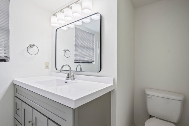 Building Photo - 3709 Kingsgate Dr