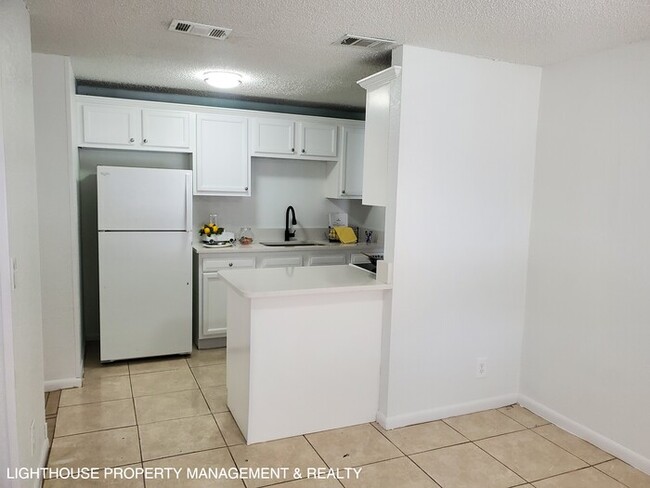 Building Photo - Charming 4 Bed/2 Bath Home!