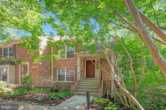 Building Photo - 2540 S Walter Reed Dr