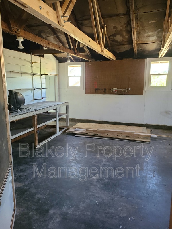 Building Photo - 15905 Ellis Ave