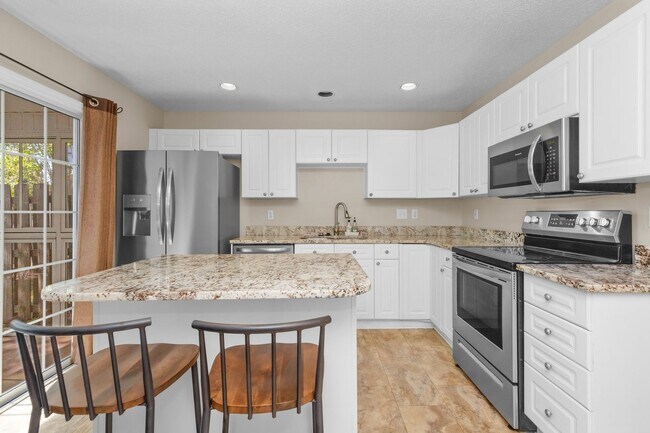 Building Photo - Townhome in The Market Common!
