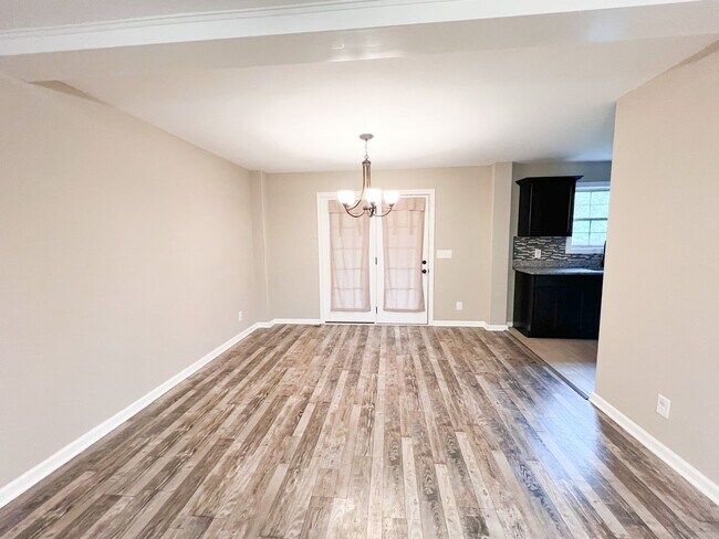 Building Photo - 4 Bedroom 3 Bathroom Home