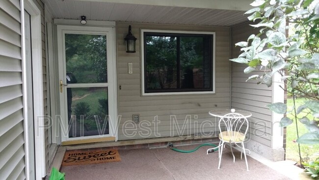 Building Photo - 6433 Wainscot Dr SE