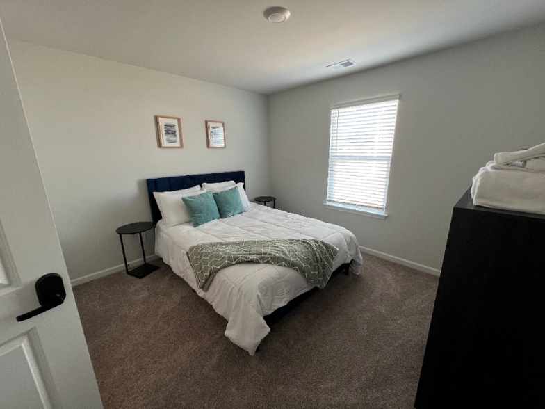 Building Photo - 8183 E Highcroft Dr NE