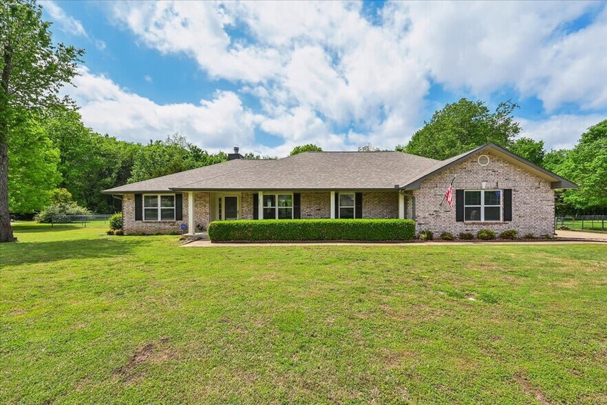 Building Photo - 822 Chatsworth Dr