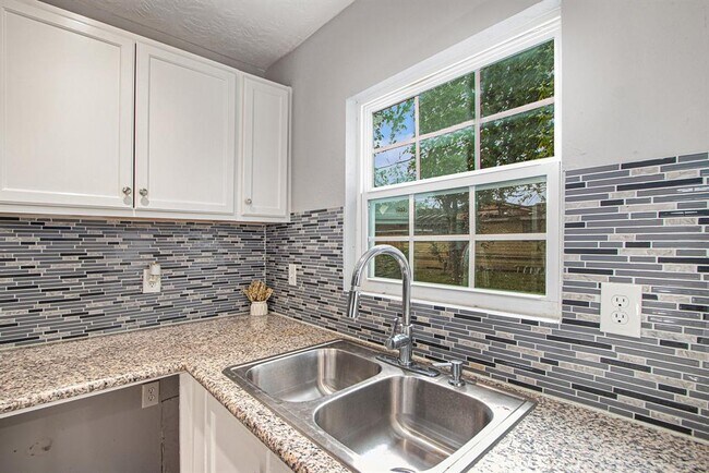 Building Photo - 9414 Rosehaven Dr