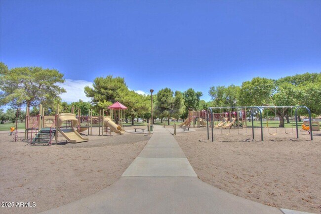 Building Photo - 4740 W Columbine Dr
