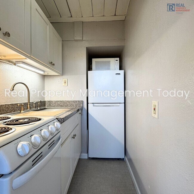 Building Photo - Perez - 105 (Cascade Group - Gold)