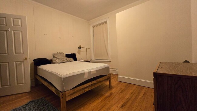 Building Photo - Stylish 2BR/1BA – 800 Sq Ft | All Utilitie...