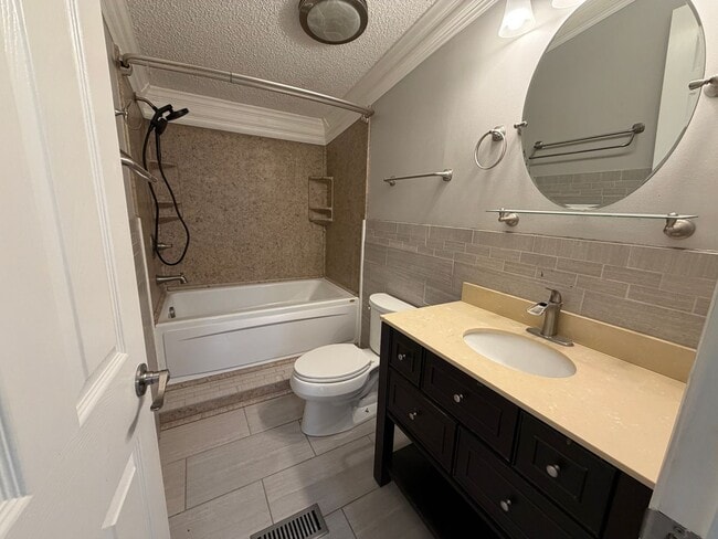 Building Photo - Spacious Ranch Home