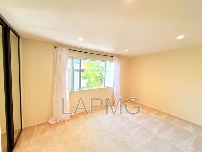 Building Photo - 12251 Moorpark St