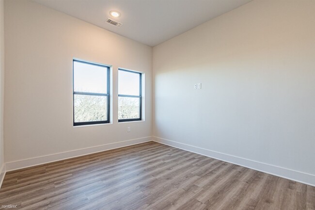 Building Photo - 1 br, 1 bath Condo - 112 Rogers Street Nor...